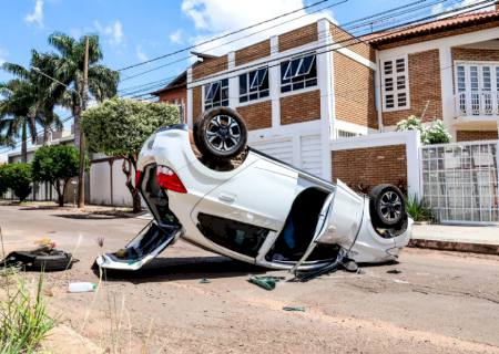 Colisão entre carros gera capotagem em Campo Grande